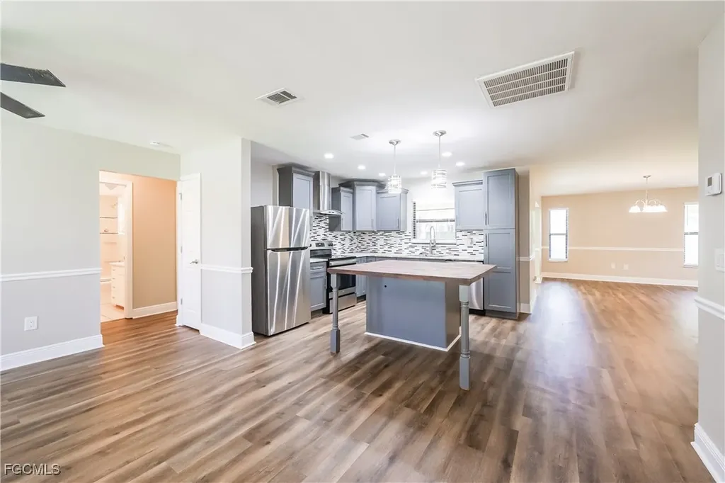 720 SW 8th Terrace Cape Coral FL 33991