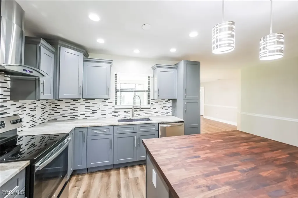 720 SW 8th Terrace Cape Coral FL 33991