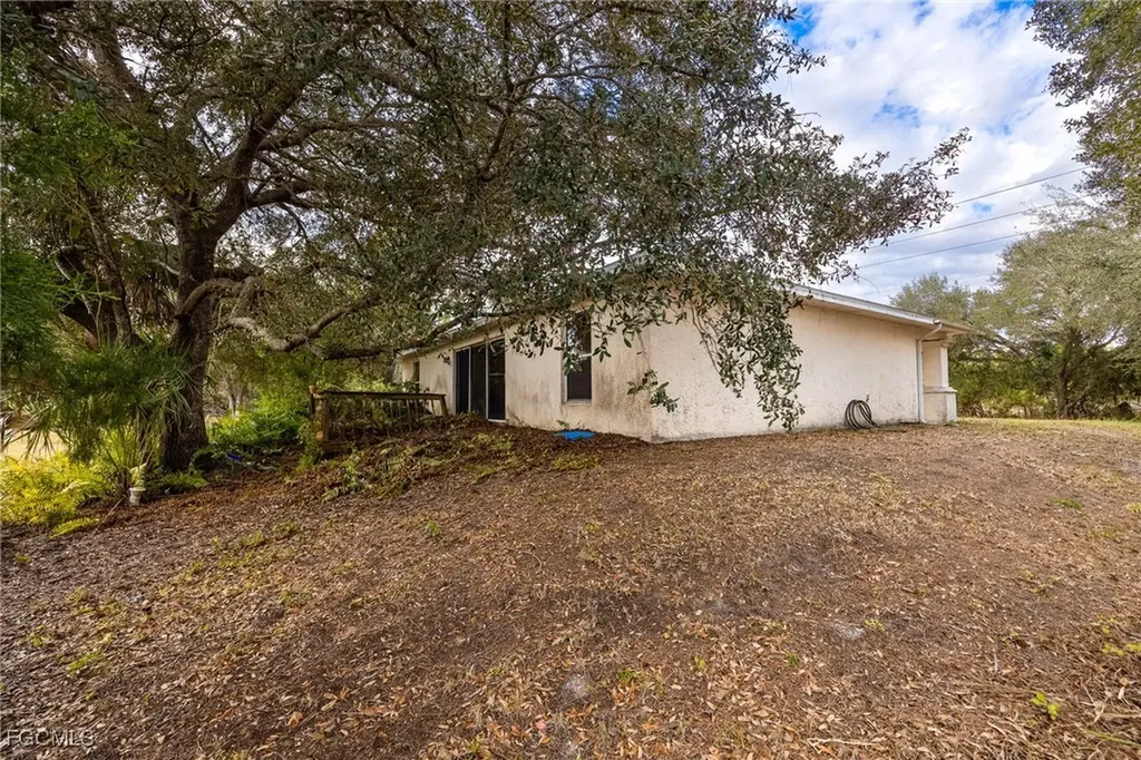 2406 E 23rd Street Alva FL 33920