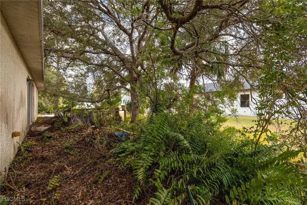 2406 E 23rd Street Alva FL 33920