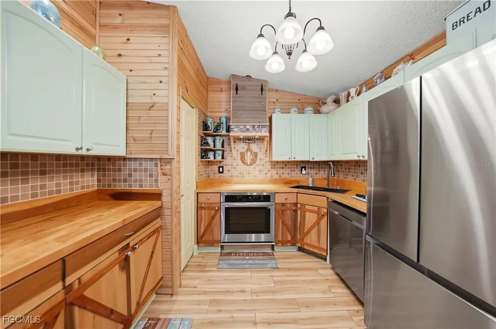 2213 NE 6th Place Cape Coral FL 33909