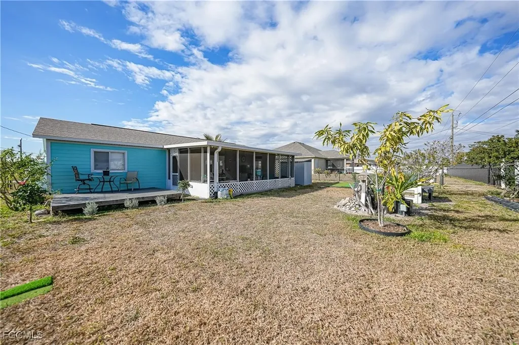 2213 NE 6th Place Cape Coral FL 33909