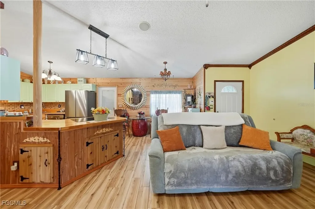 2213 NE 6th Place Cape Coral FL 33909