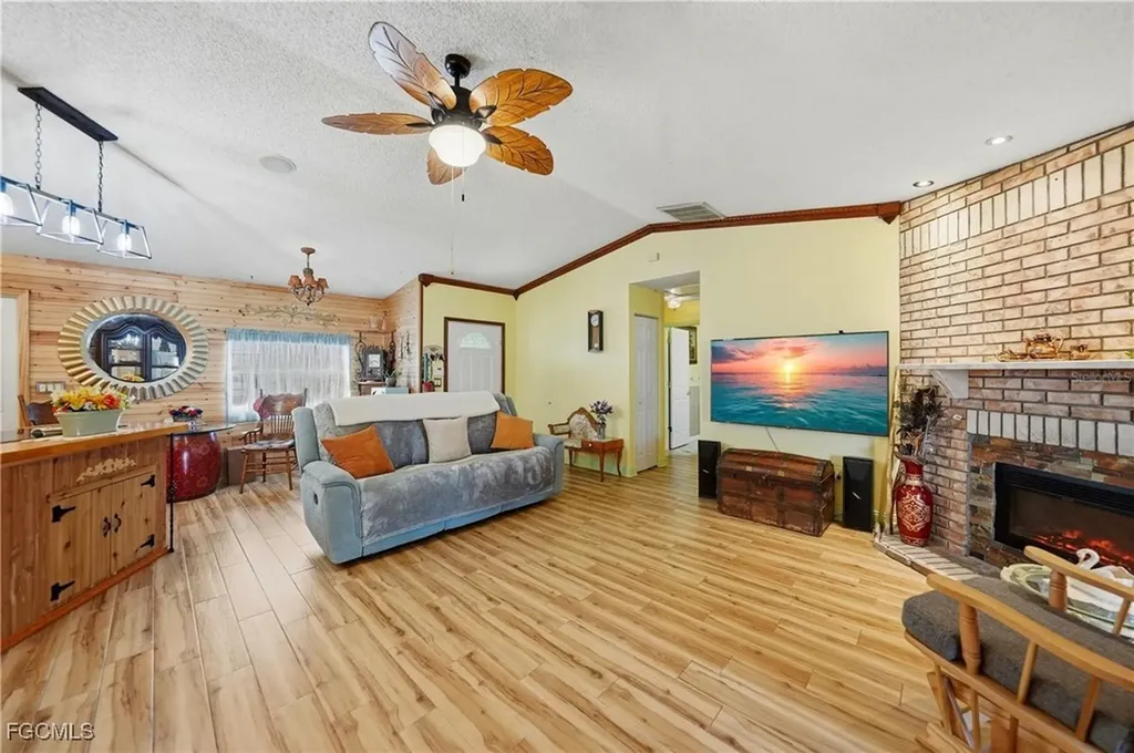2213 NE 6th Place Cape Coral FL 33909