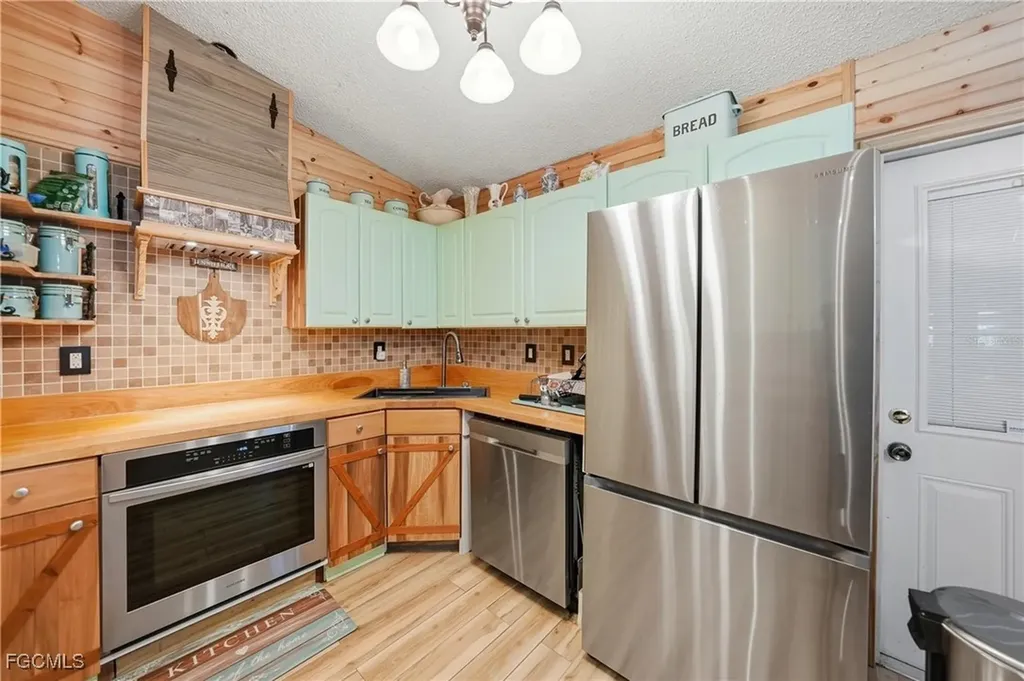 2213 NE 6th Place Cape Coral FL 33909
