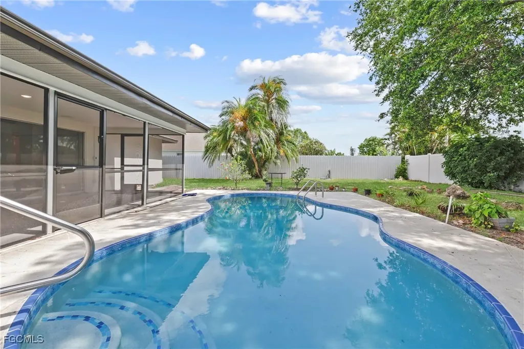 503 SE 16th Place Cape Coral FL 33990