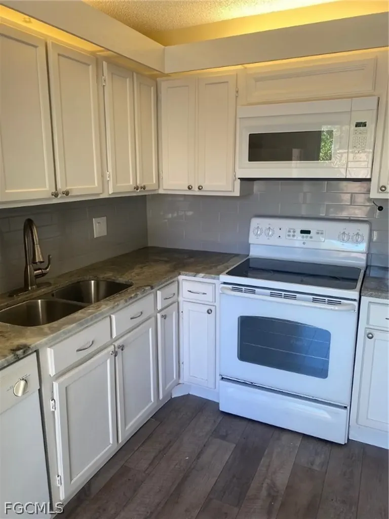 5245 Cedarbend Drive Fort Myers FL 33919