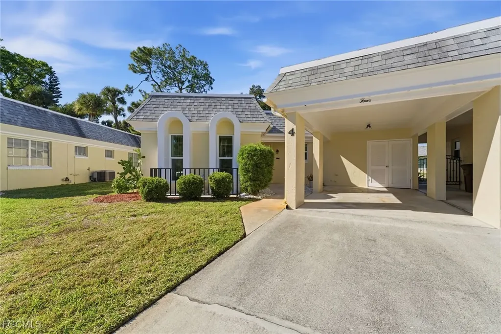 4 E Greens Circle Lehigh Acres FL 33936