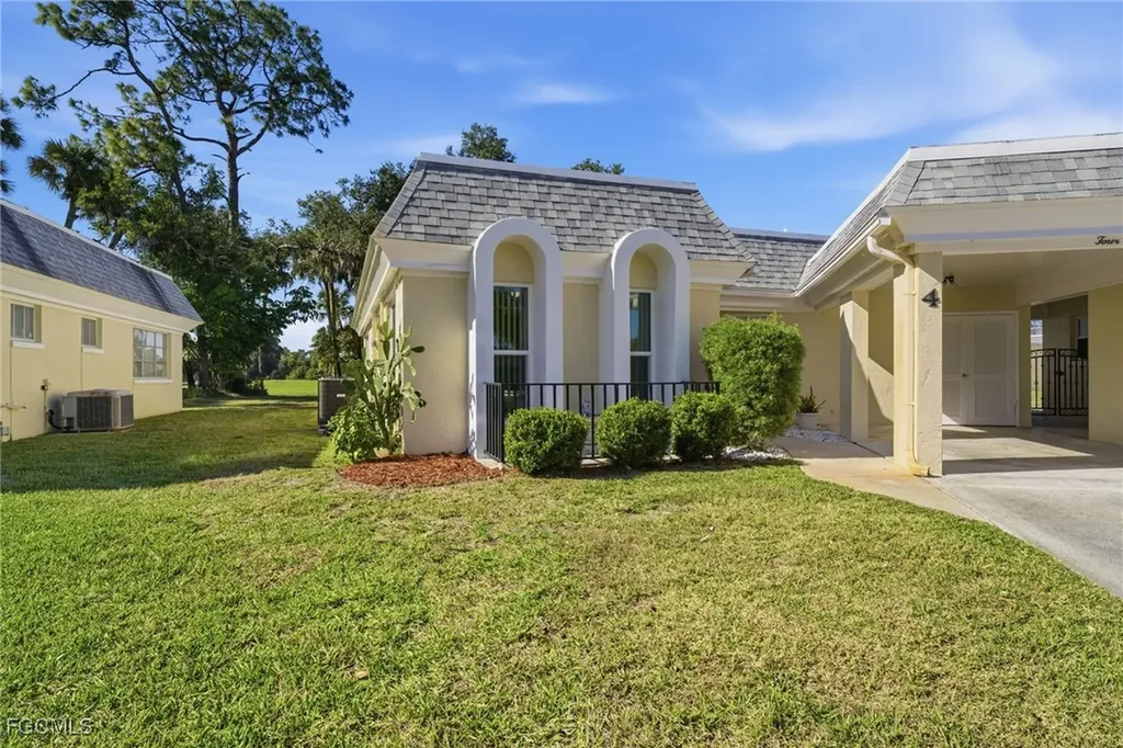 4 E Greens Circle Lehigh Acres FL 33936