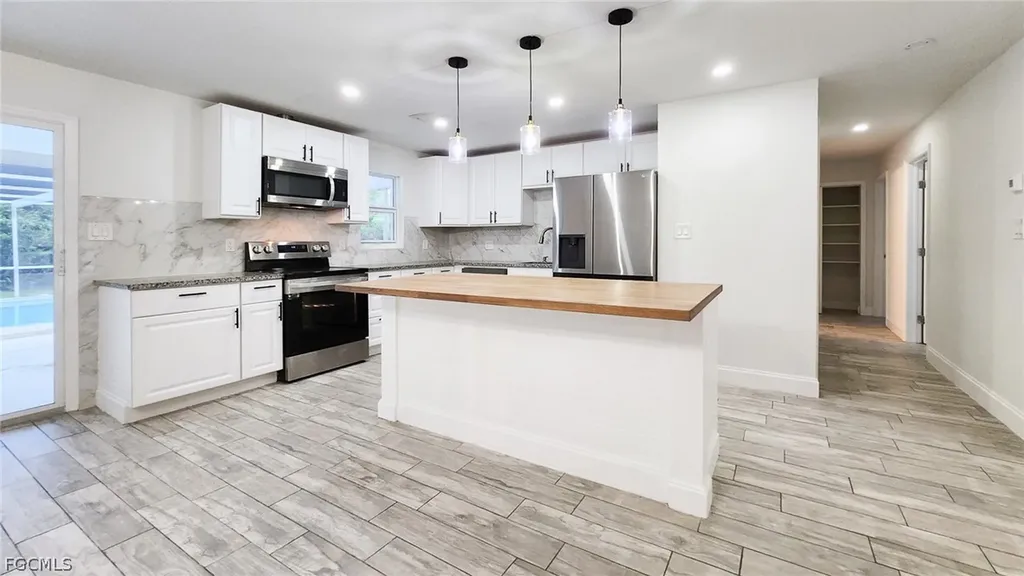 2431 Welch Street Fort Myers FL 33901