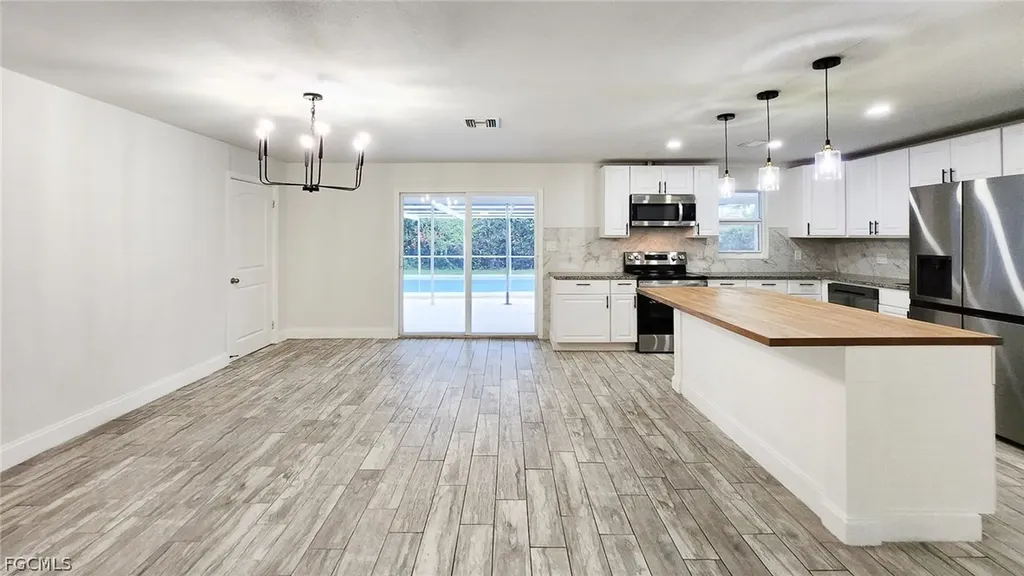 2431 Welch Street Fort Myers FL 33901