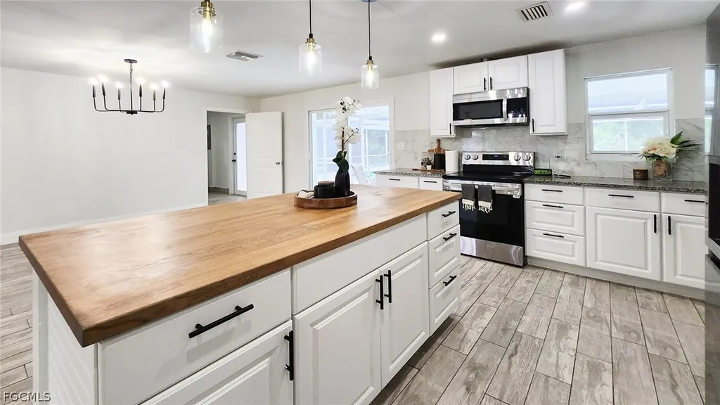 2431 Welch Street Fort Myers FL 33901