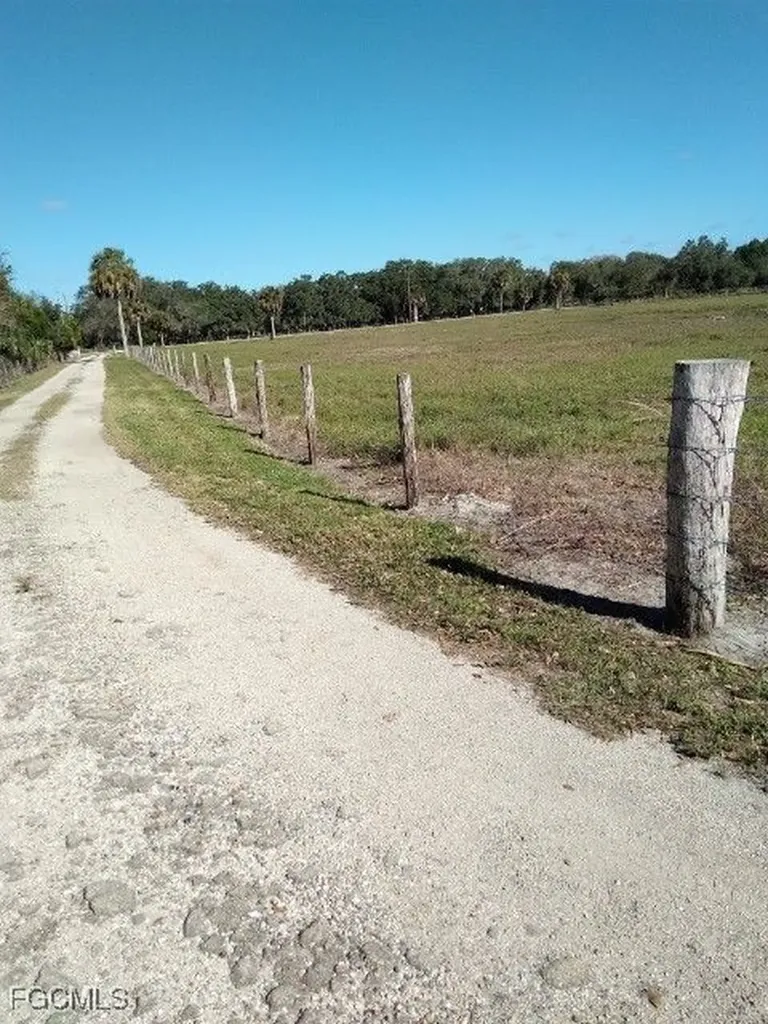 2687 Old Lakeport Road Moore Haven FL 33471