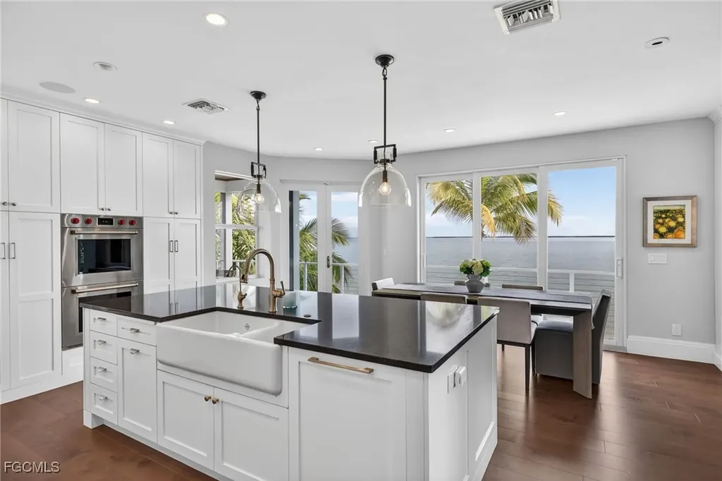 1552 San Carlos Bay Drive Sanibel FL 33957