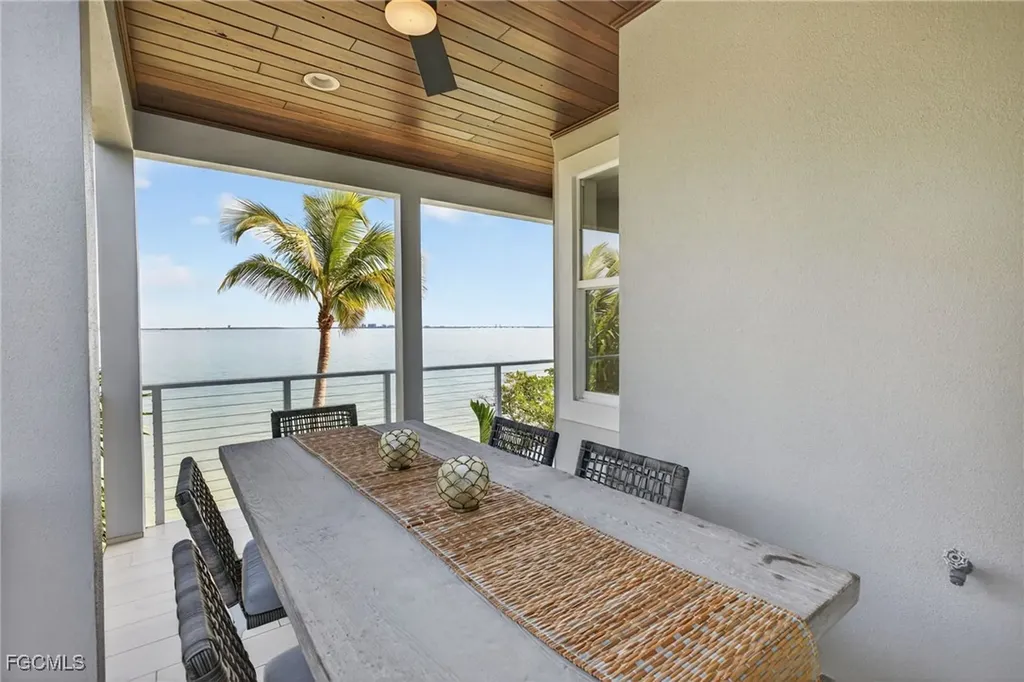 1552 San Carlos Bay Drive Sanibel FL 33957