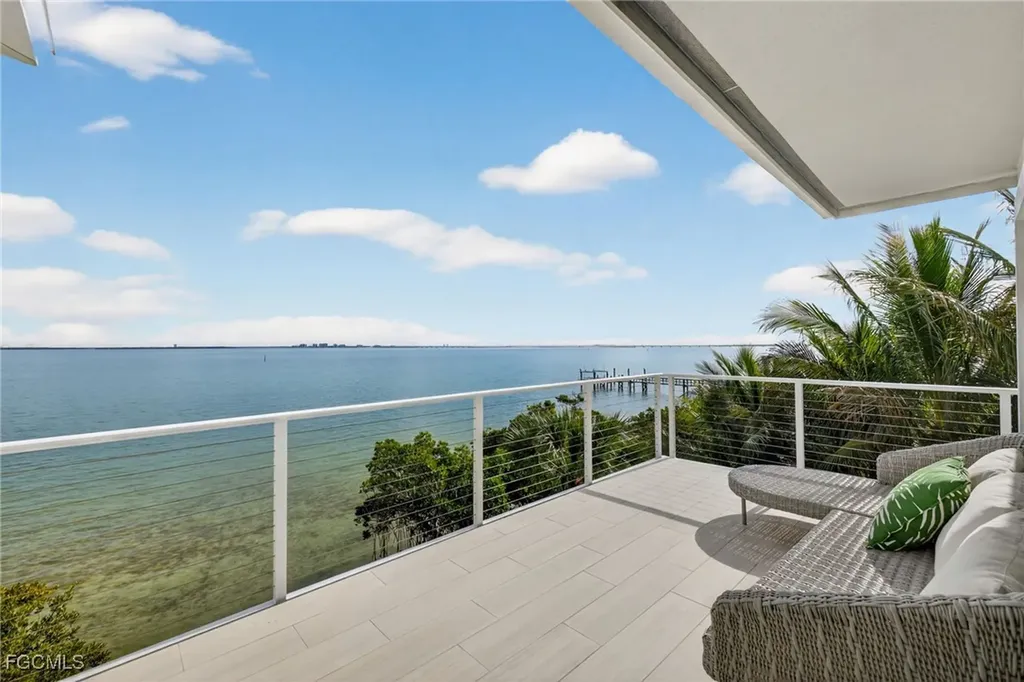 1552 San Carlos Bay Drive Sanibel FL 33957