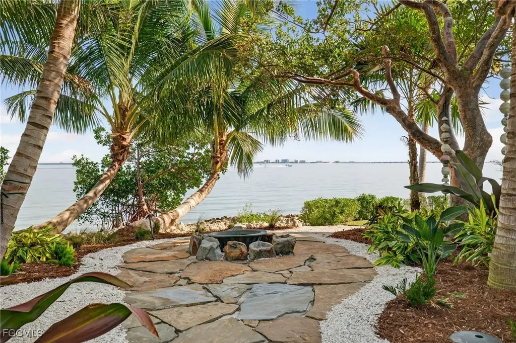 1552 San Carlos Bay Drive Sanibel FL 33957