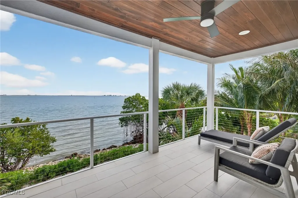 1552 San Carlos Bay Drive Sanibel FL 33957
