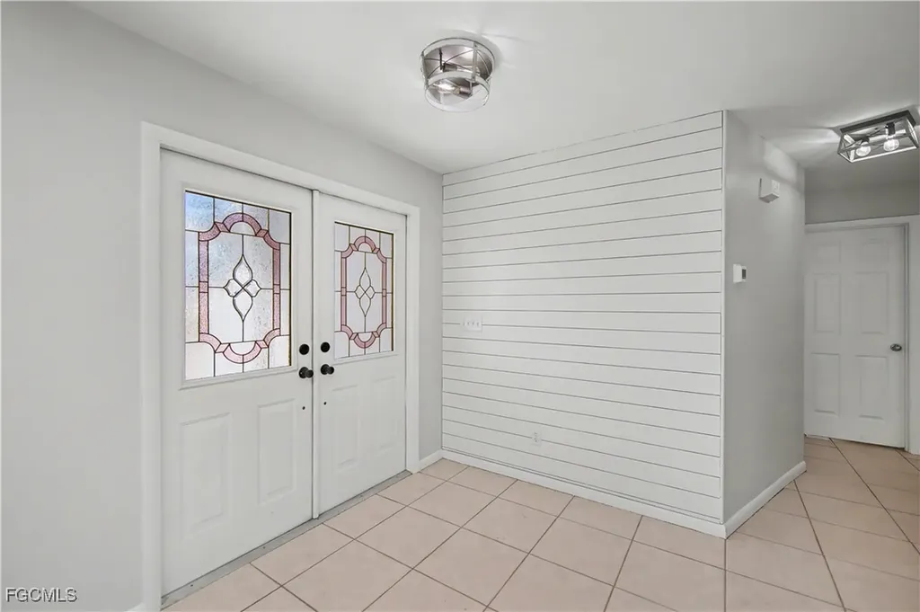 2201 SE 10th Avenue Cape Coral FL 33990