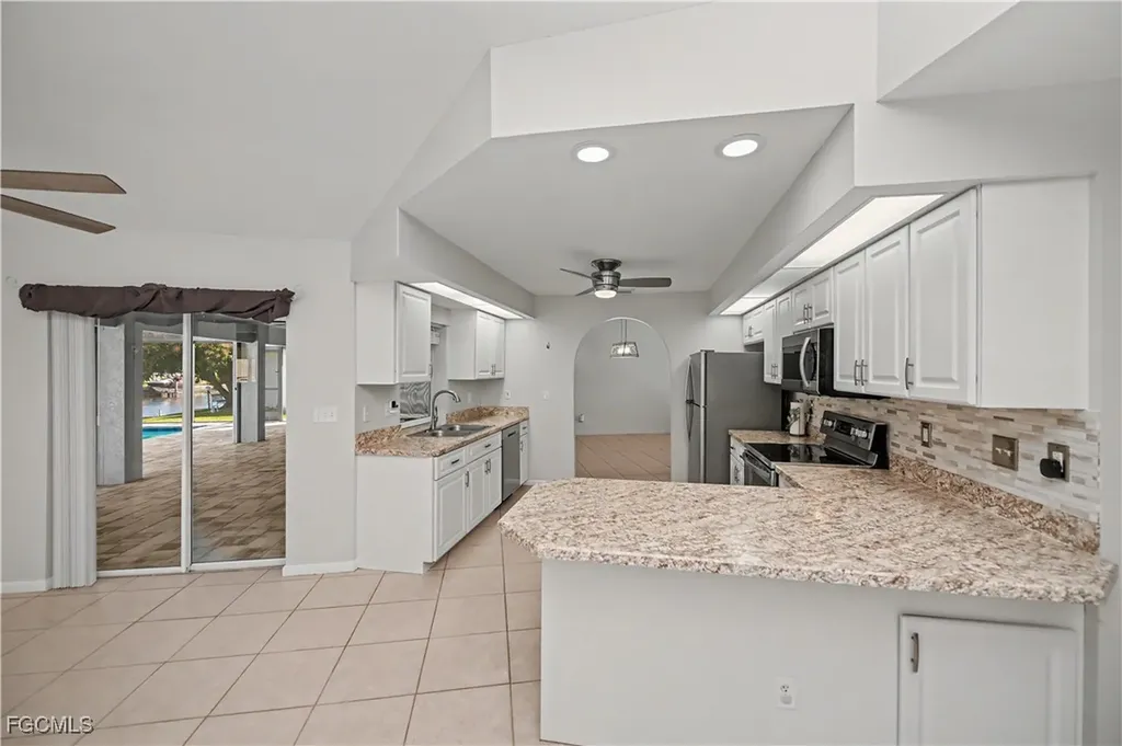 2201 SE 10th Avenue Cape Coral FL 33990