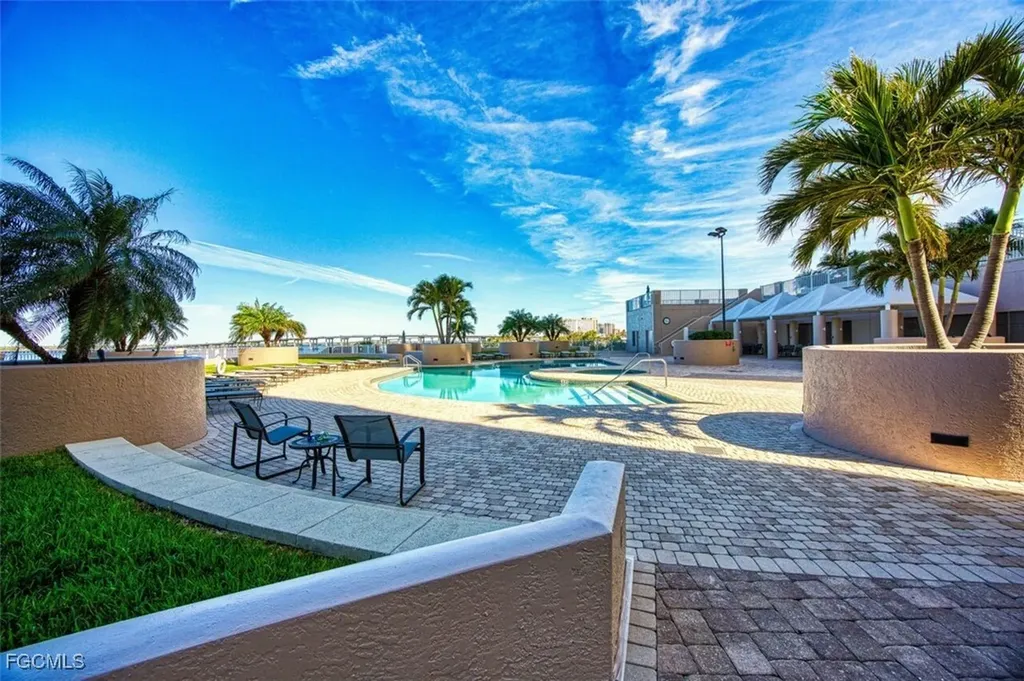 2090 W First Street Fort Myers FL 33901