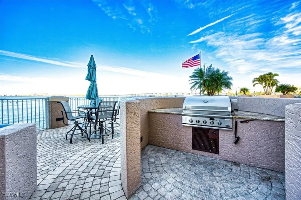 2090 W First Street Fort Myers FL 33901