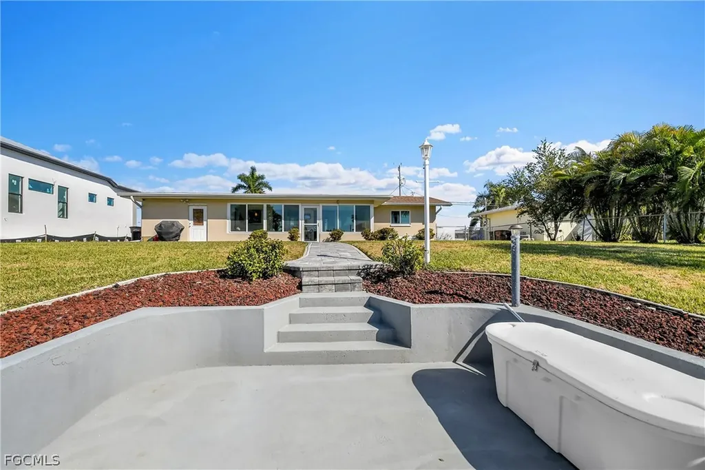 3018 SE 18th Place Cape Coral FL 33904