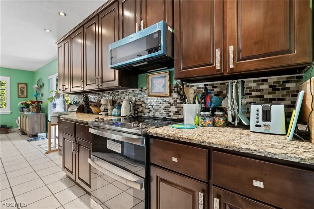 913 SE 26th Terrace Cape Coral FL 33904