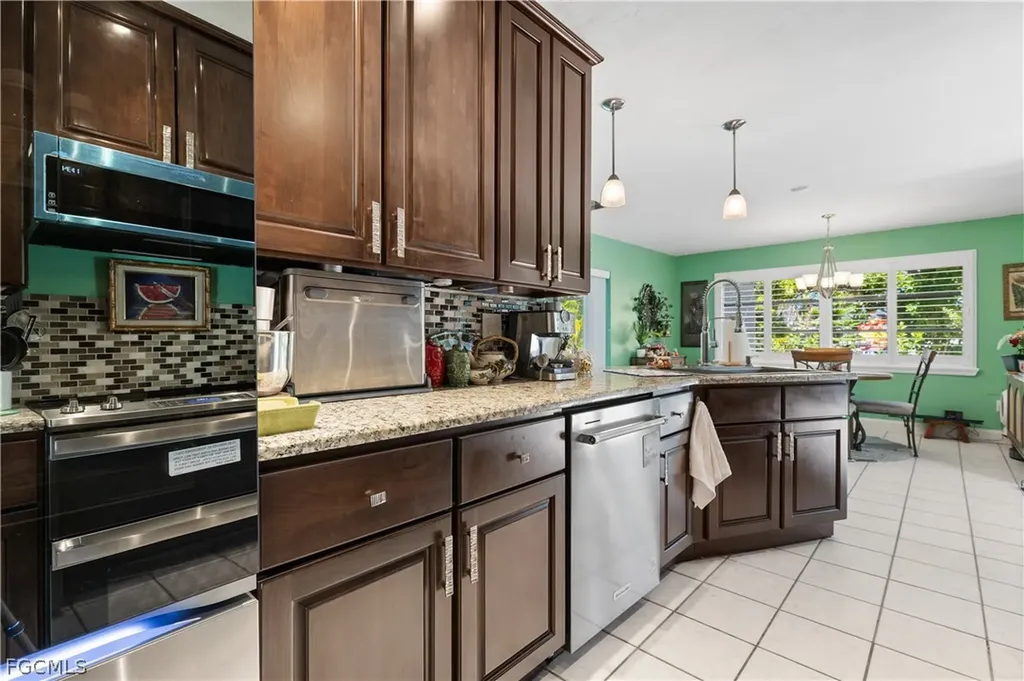 913 SE 26th Terrace Cape Coral FL 33904