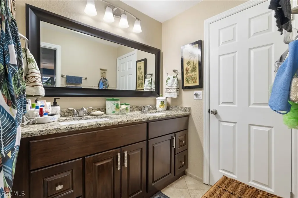 913 SE 26th Terrace Cape Coral FL 33904