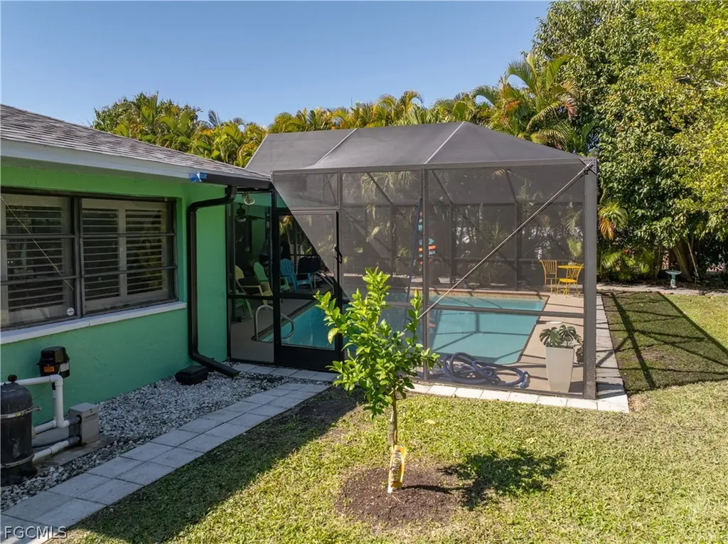 913 SE 26th Terrace Cape Coral FL 33904
