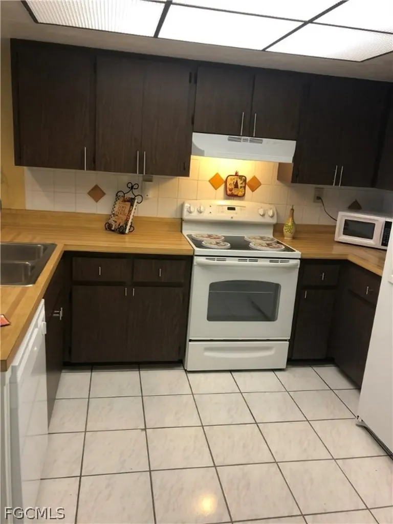 1031 SE 9th Street Cape Coral FL 33990