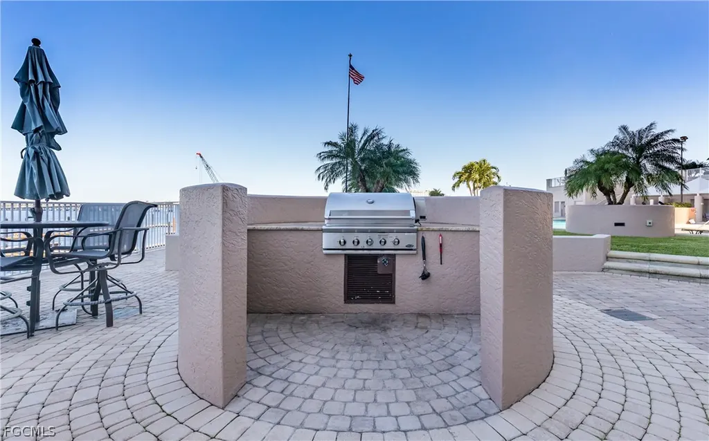 2090 W First Street Fort Myers FL 33901