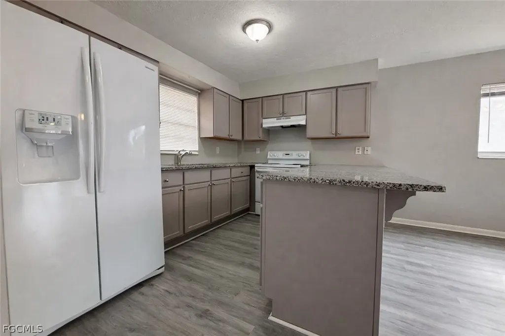 1718 SW Santa Barbara Place Cape Coral FL 33991