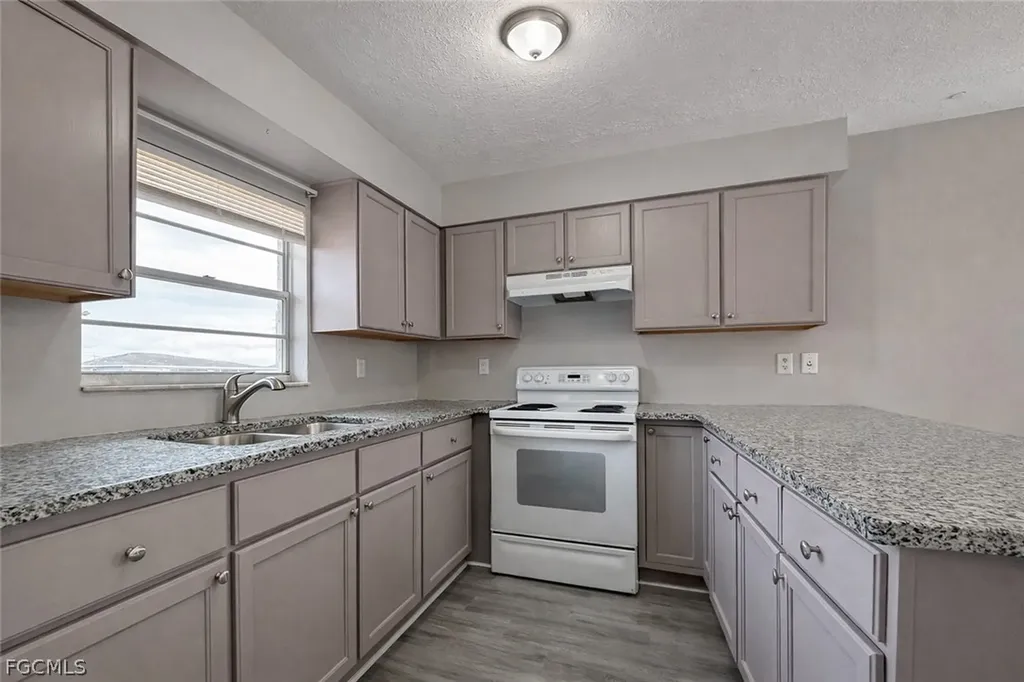 1718 SW Santa Barbara Place Cape Coral FL 33991