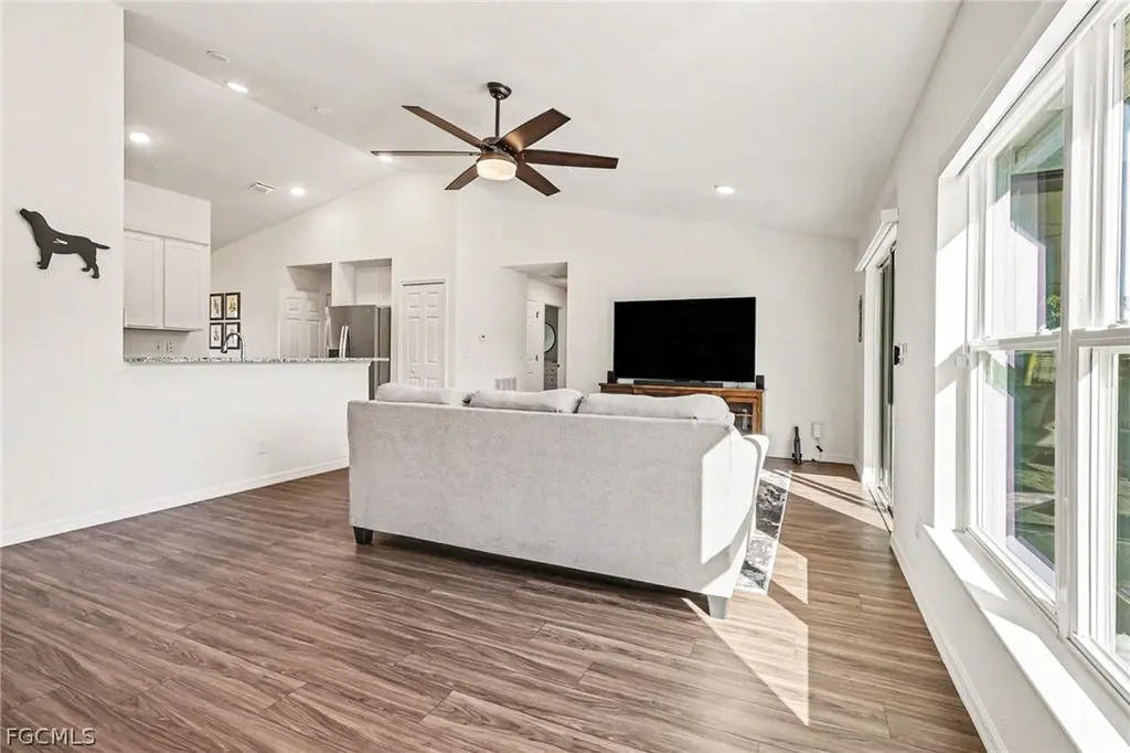 318 NW 4th Street Cape Coral FL 33993