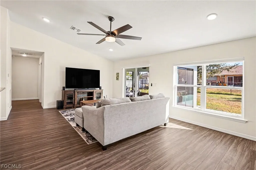 318 NW 4th Street Cape Coral FL 33993