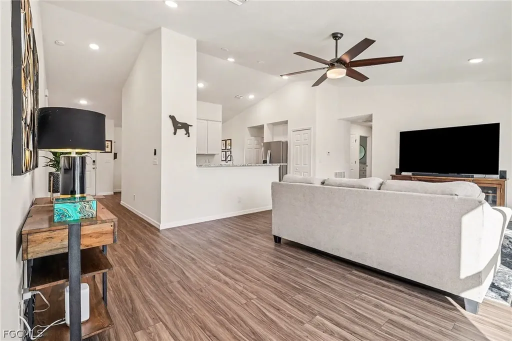 318 NW 4th Street Cape Coral FL 33993