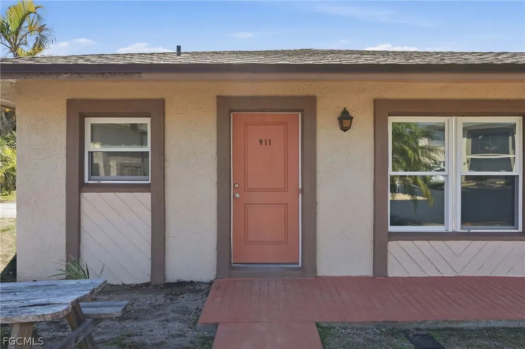 Fort Myers FL, 16881 Davis Road, Unit 911