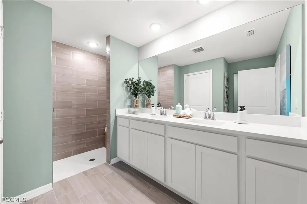 909 NE 4th Place Cape Coral FL 33909