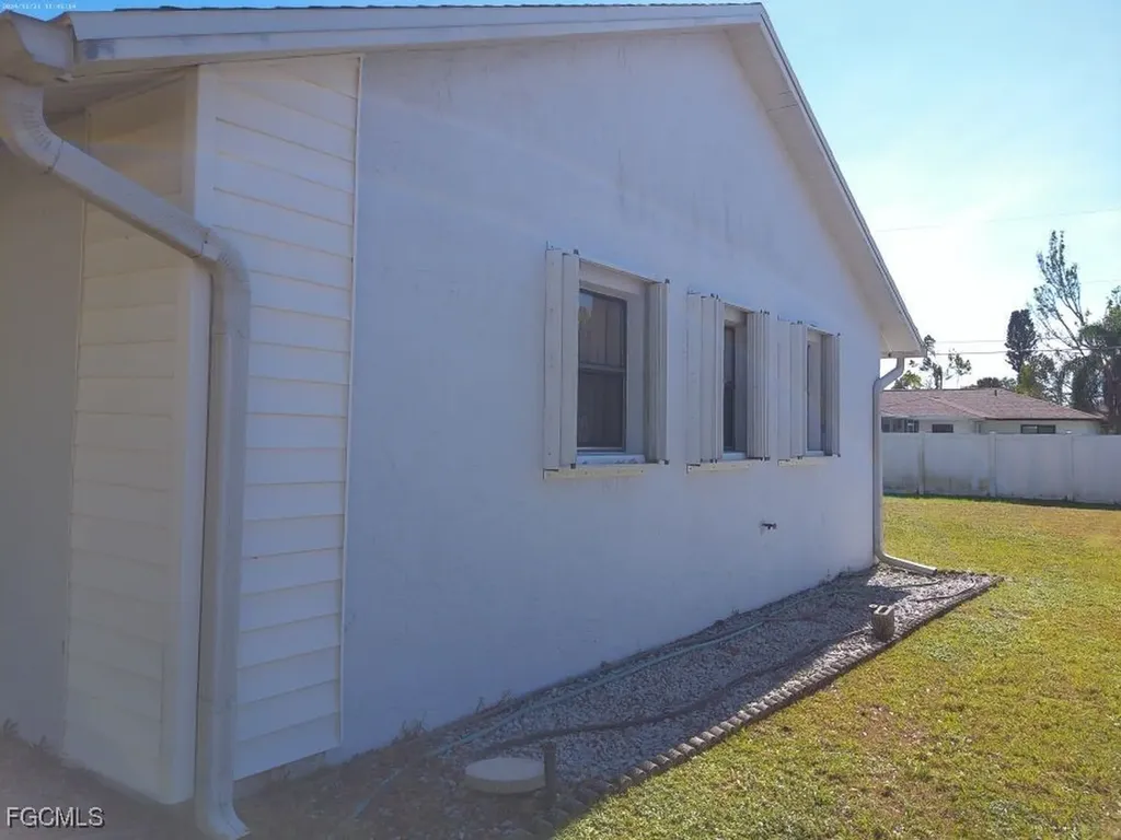 1040 SE 4th Street Cape Coral FL 33990