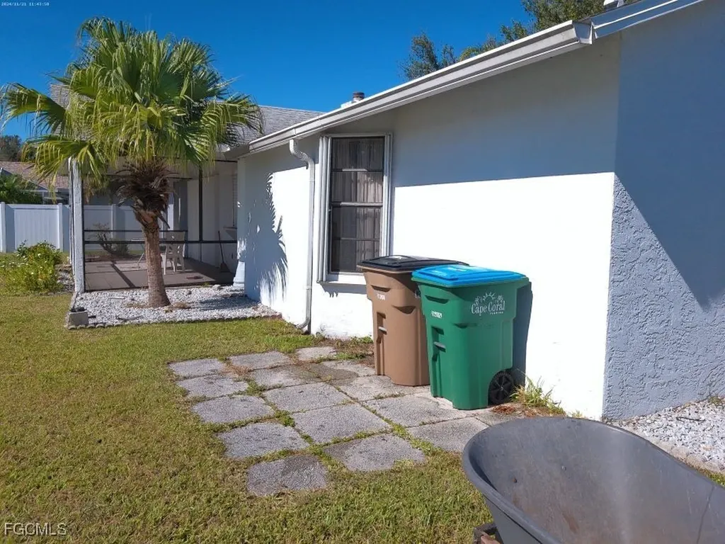 1040 SE 4th Street Cape Coral FL 33990