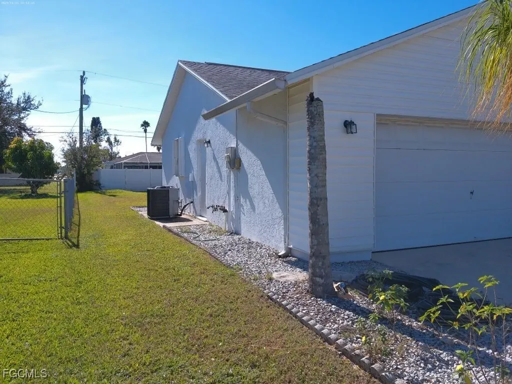 1040 SE 4th Street Cape Coral FL 33990