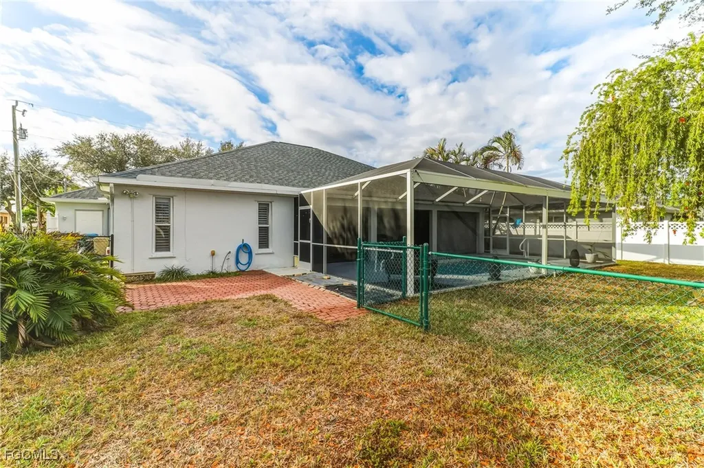 1023 SE 4th Street Cape Coral FL 33990