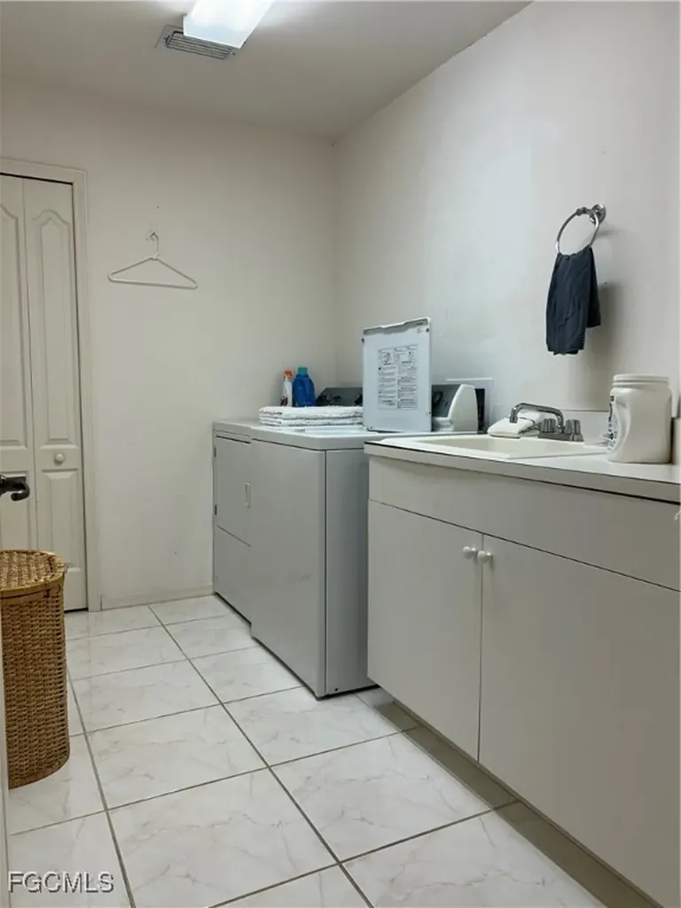 2002 SE 28th Street Cape Coral FL 33904