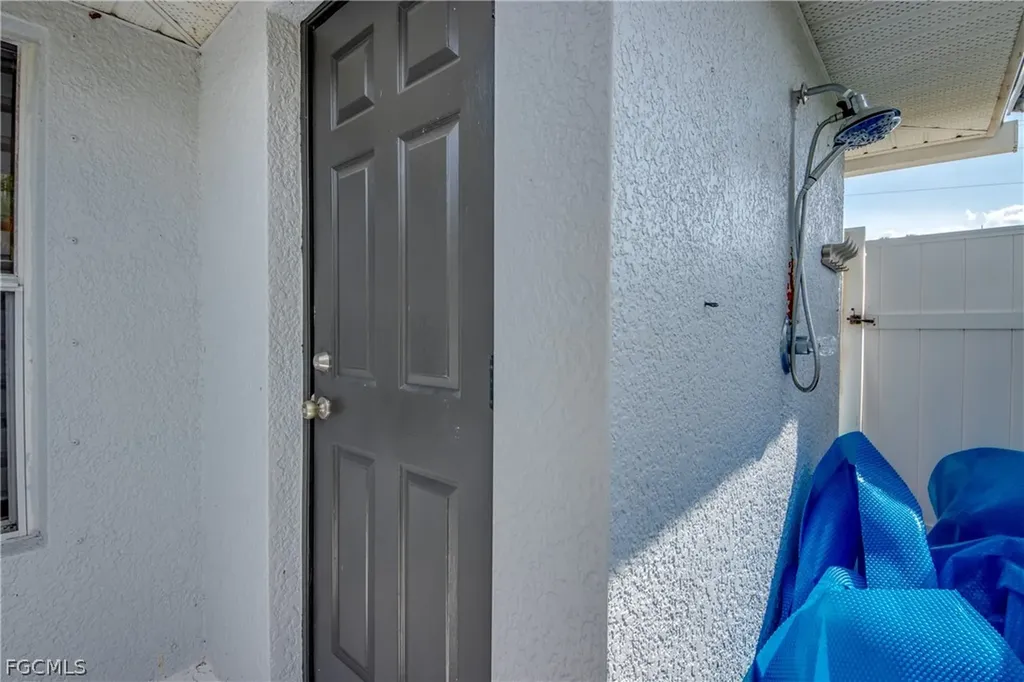 823 SW 10th Street Cape Coral FL 33991