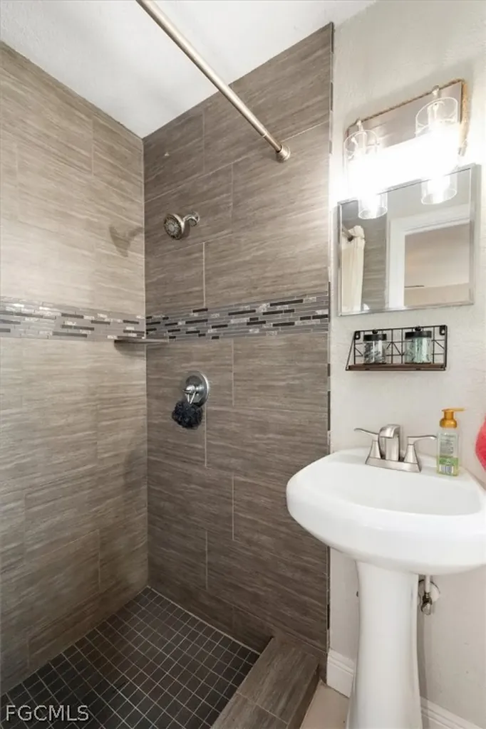 3945 Edgewood Avenue Fort Myers FL 33916