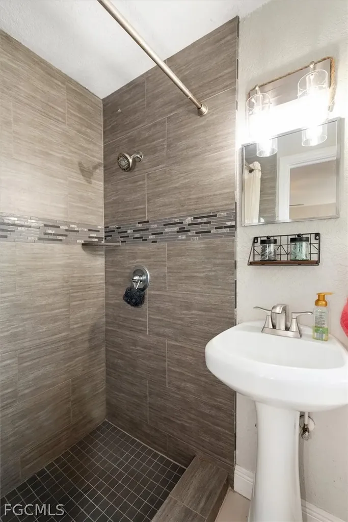 3945 Edgewood Avenue Fort Myers FL 33916