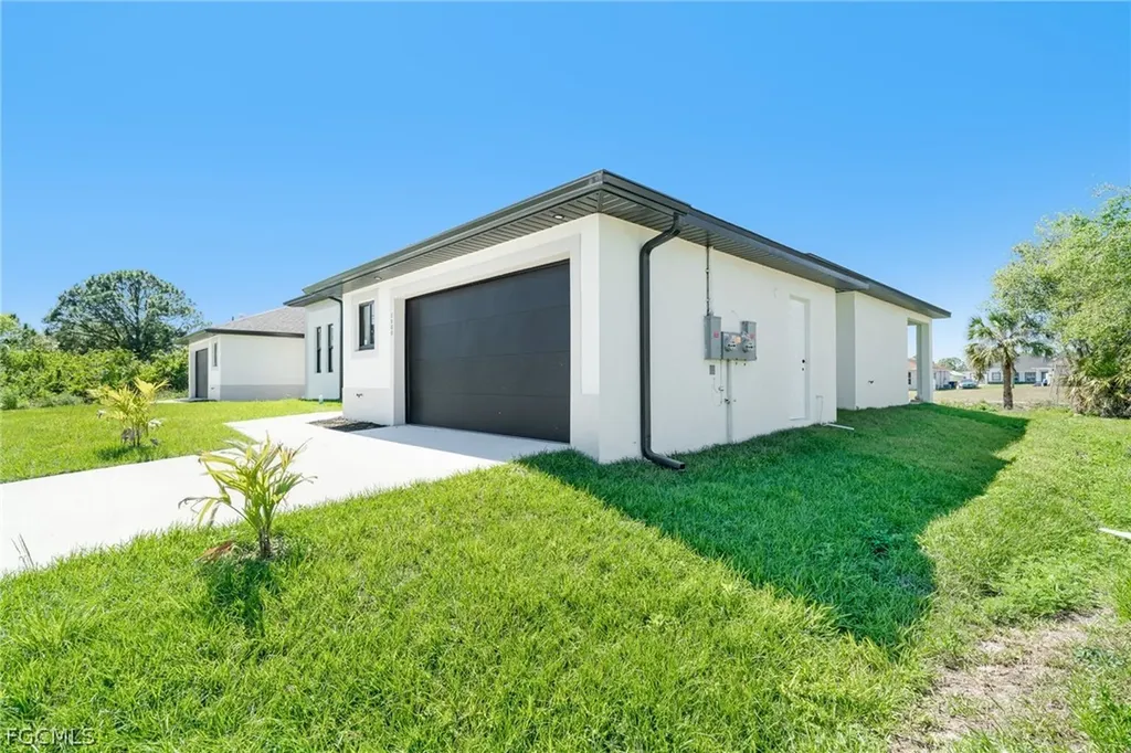 4725/4727 27th Street SW Lehigh Acres FL 33973
