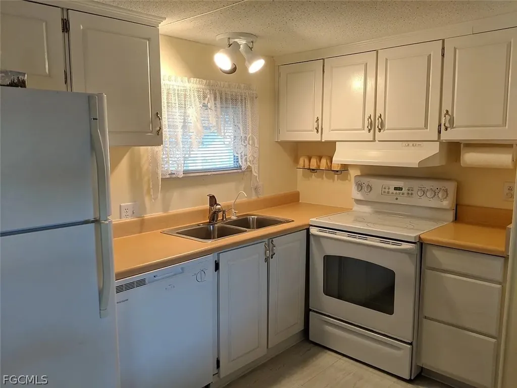 47 Poinsettia Drive Fort Myers FL 33905